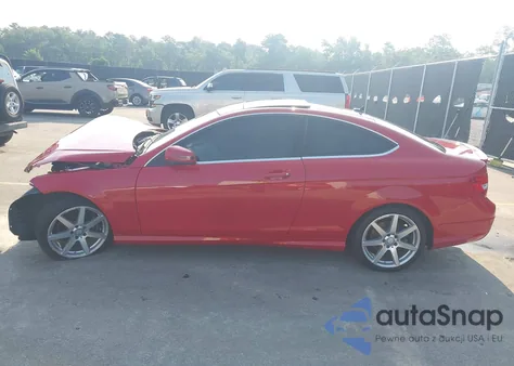 2015 Mercedes-Benz C 350 Sport 4Matic z USA, uszkodzony, nr VIN WDDGJ8JB1FG384094